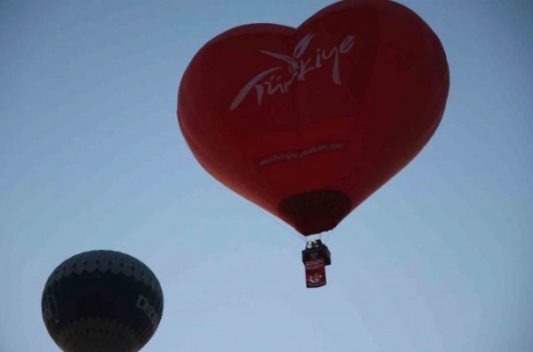 Kapadokya’da sıcak hava balonları 15 Temmuz anısına havalandı