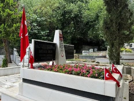 Şehit Batuhan Ergin'in babasından İBB'ye bayrak tepkisi: 'Bu arkadaşın Türklüğünden de şüphe ediyorum'