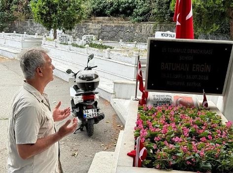 Şehit Batuhan Ergin'in babasından İBB'ye bayrak tepkisi: 'Bu arkadaşın Türklüğünden de şüphe ediyorum'