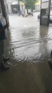 Bucak'ta Saganak Yagis Etkili Oldu, Is Yerlerini Su Basti