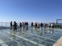 Cam Üstünde Nefes Kesen Yürüyüs