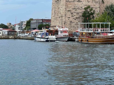 Dalgiçlarin Deniz Dibi Temizligi Sirasinda Gezi Teknesi Panigi