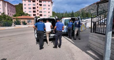 Kendilerini Polis Olarak Tanitip Evlerden Hirsizlik Yapan 2 Sahis Yakalandi