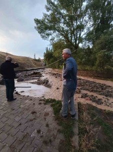 Sarikamis'i Sel Vurdu Açiklamasi Yollar Yikildi, Evleri Su Basti