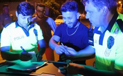 Ceza Yiyince Kahkahayla Imza Atti, Espri Yapip Gülerek 'Oh' Çekti