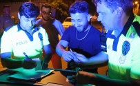 Ceza Yiyince Kahkahayla Imza Atti, Espri Yapip Gülerek 'Oh' Çekti Haberi