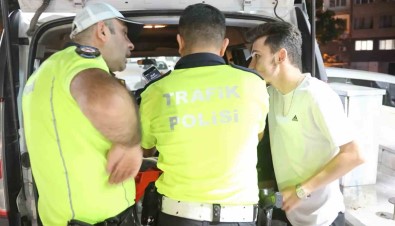 Polis, 'Araç Sahibi Kim?' Dedi, Ehliyetsiz Sürücü Telefon Uzatti