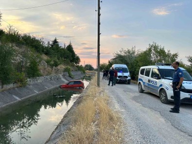 Yol Verme Kavgasi Sonrasi Yasanan Kazada Araçlar Sulama Kanalina Uçtu