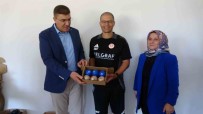 Alex De Souza, Kadin Girisimcilerin Top Dikim Atölyesinde Incelemelerde Bulundu Haberi