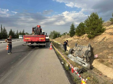 Takla Atip Refüje Devrilen Otomobilde 2 Kisi Yaralandi