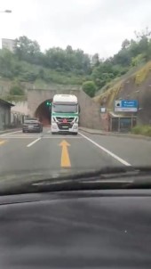 Tir Karadeniz Sahil Yolu'nda Geri Geri Gitti, Sürücüler O Anlari Kayda Aldi