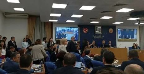 Aileler CHP'li ve DEM'li vekillere isyan etti! 'Benim çocuğum diri diri yendi'