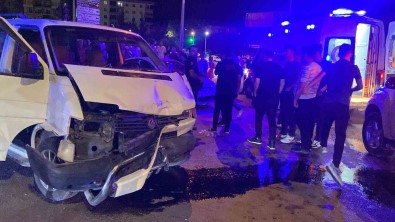 Aksaray'da Minibüs Ile Otomobil Çarpisti Açiklamasi 3 Yarali
