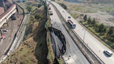 Karayolu Tamamen Çökünce Demir Yolu Da Ulasima Kapandi