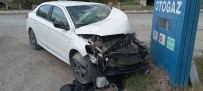 Traktörle Çarpisan Otomobil Hurdaya Döndü, 2 Yarali Haberi
