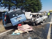 Kafa Kafaya Çarpisan Araçlardaki 2 Kisi Öldü, 1 Kisi Yaralandi