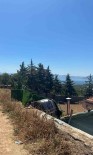 Kontrolden Çikan Otomobil Evin Çatisi Ve Istinat Duvari Arasina Sikisti Açiklamasi 3 Yarali Haberi