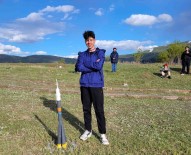 Roket Yarislarinda Madalyalari Topluyor