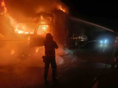Yalova'da Seyir Halindeki Tir Alevlere Teslim Oldu