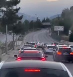 Yolu Kapatan Konvoydaki Gelin Arabasi Zikzak Çizerek Ilerledi
