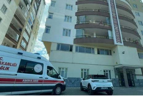 Kötü kokunun sebebi ceset çıktı: Eve giren sağlık görevlileri fenalaştı