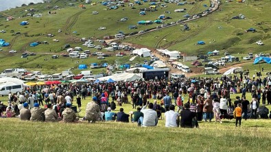 203. Sis Dagi Senligi Için Binlerce Kisi Bir Araya Geldi