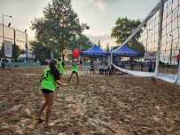 Gölcük'te Plaj Voleybolu Turnuvasi Basladi
