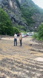 Trabzon'da Heyelan Nedeniyle Arakli-Bayburt Yolu Ulasima Kapandi