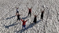 Ülkenin Neredeyse Tamami Sicaklardan Kavrulurken Onlar 3 Bin Metrede Kar Üstünde Yoga Yapti
