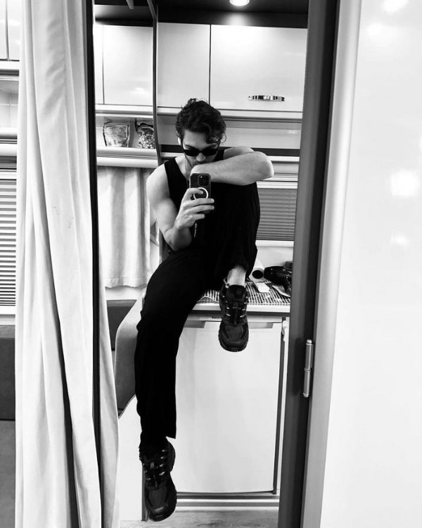 Furkan Andıç'tan karavan pozu