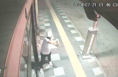 Is Yerinin Camlarini Tasla Kiran Sahis Gözaltina Alindi