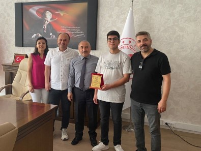 Milli Egitim Müdürü'nden Basarili Ögrenciler Ödül