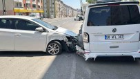2'Si Çocuk 5 Kisinin Yaralandigi Kaza Güvenlik Kamerasina Yansidi