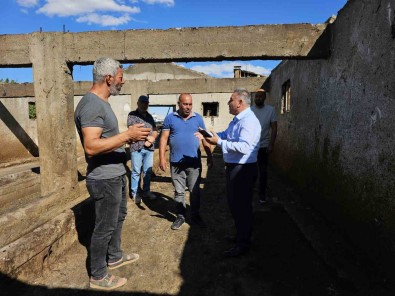 AK Parti Tunceli Il Baskani Süner, Yanginda Çok Sayida Hayvani Telef Olan Aileyi Ziyaret Etti