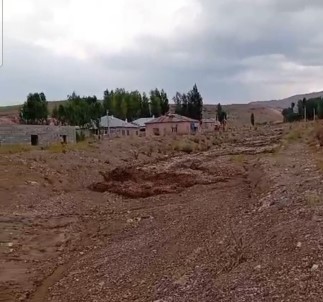 Baskale'de Kuvvetli Saganak Ve Dolu Sonrasi Sel Meydana Geldi