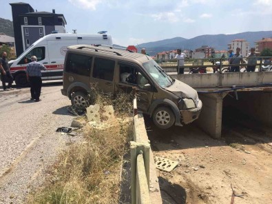 Burdur'da Iki Otomobil Çarpisti, Araçlardan Biri Köprüde Asili Kaldi Açiklamasi 3 Yarali