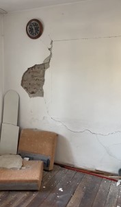 Çanakkale'deki Depremde Bazi Evlerin Duvarlari Çatladi