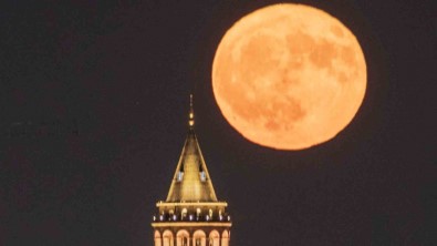 Dolunay Ile Galata Kulesi Bulustu