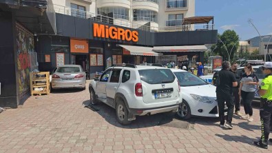 Kontrolden Çikan Araç Migros'a Girdi