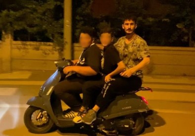 Motosiklette 2'Si Çocuk 3 Kisinin Tehlikeli Yolculugu Kamerada