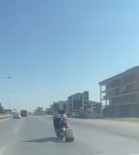 Motosiklette Tekerlekli Valizle Tehlikeli Yolculuk Haberi