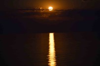 Van Gölü'nde Dolunay Güzelligi