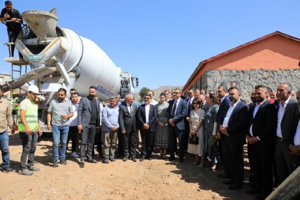 Dünya İnsani Dayanışma Derneği öncülüğünde açılacak 11'inci köy okulunun temeli Bitlis'te atıldı!