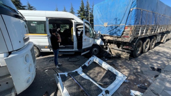 İki işçi servisi çarpıştı: Çok sayıda yaralı var