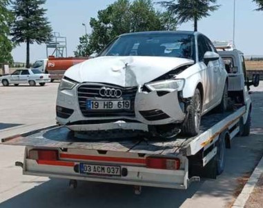 Duvara Çarpan Otomobilde Biri Çocuk 2 Kisi Yaralandi