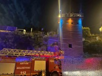Fotograf Çekilmek Isterken Dengesini Kaybedince Refleksi Sayesinde Ölümden Kurtuldu