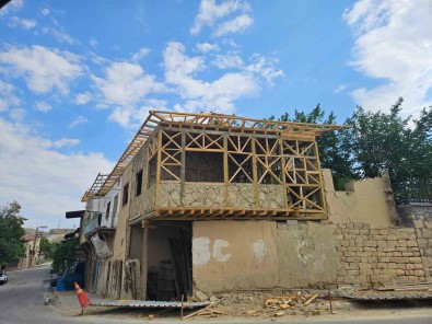 Derende'deki Eski Otelde Restorasyon Çalismalari Sürüyor