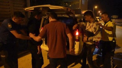 Edirne'de Dur Ihtarina Uymayan Otomobilde Kaçak Göçmenler Yakalandi