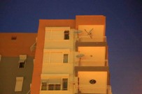 Evi Atese Verip 5 Saat Direndi, Özel Harekat Polisinin Omuzlarinda Binadan Çikartildi