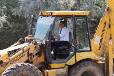 Rekor Oyla Seçildi, Ceketini Çikarip Is Makinesi Kullanmaya Basladi